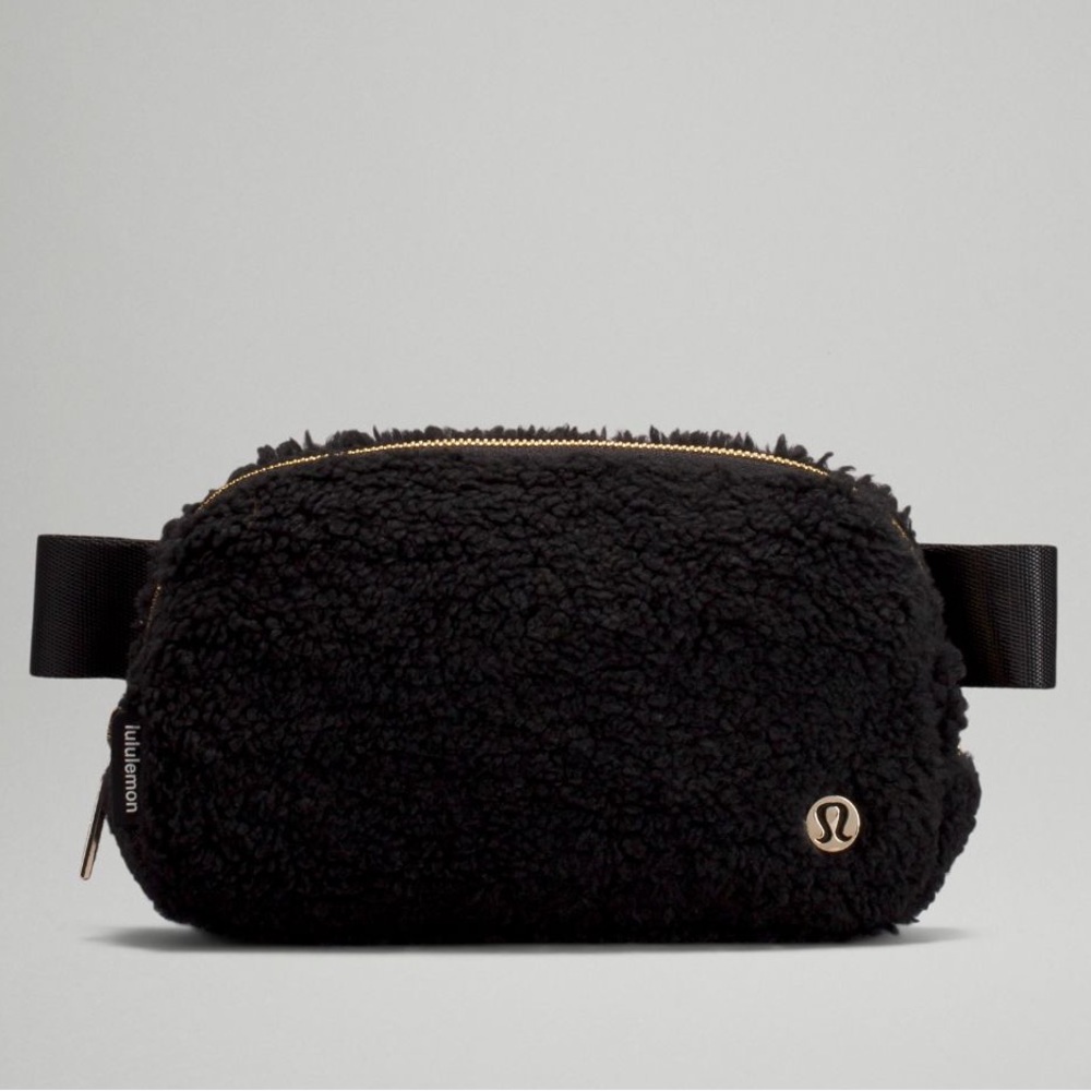 *NWT* Fleece Black Everywhere Belt Bag